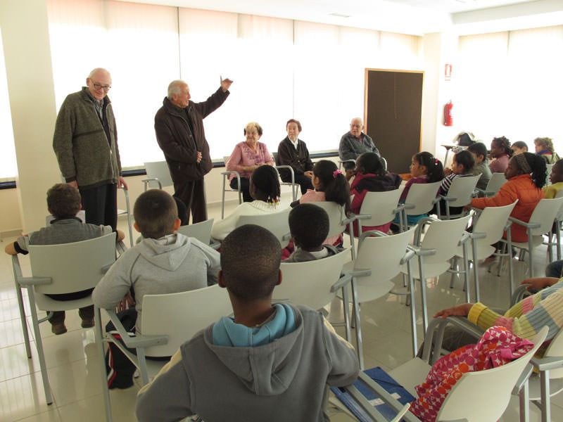  Visita als avis del Club Sant Jordi del barri del Remei. Els nens els pregunten com era abans el barri. 
