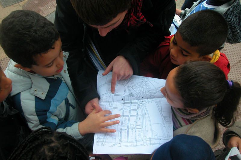  Marcant sobre el plànol de Vic els recorreguts i els llocs del barri que es visiten. 