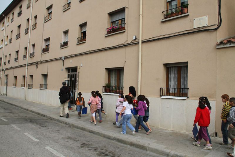  Marcant sobre el plànol de Vic els recorreguts i els llocs del barri que es visiten. 