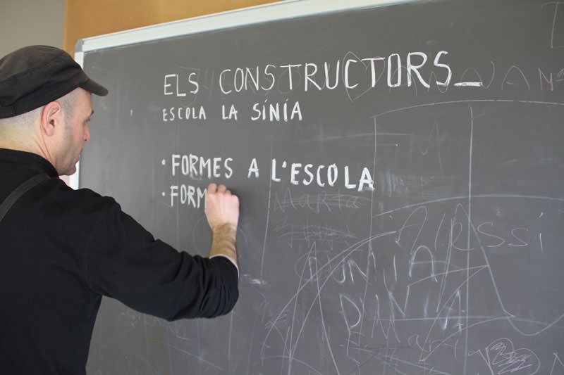  Els nens ordenen les plantilles retallades per fer la selecció de les diferents formes que es reproduiran en fusta. 