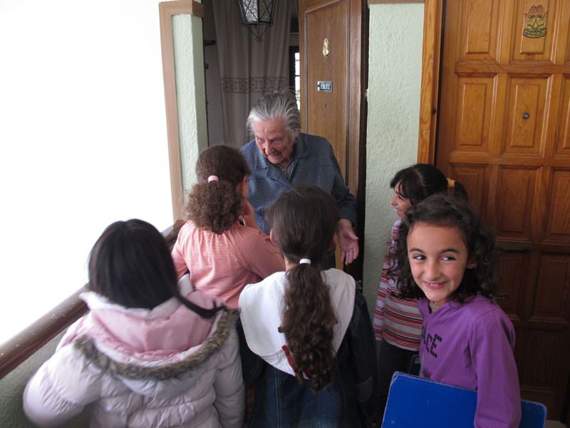  Els nens es presenten i coneixen els veïns de la seva escala 