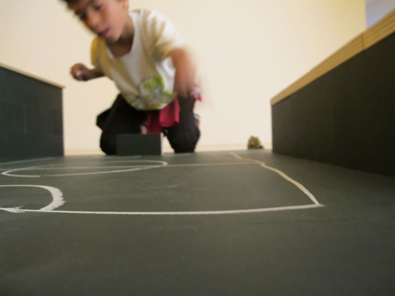 El gran joc El Constructors amb alumnes de La Síni en l'espai expositiu