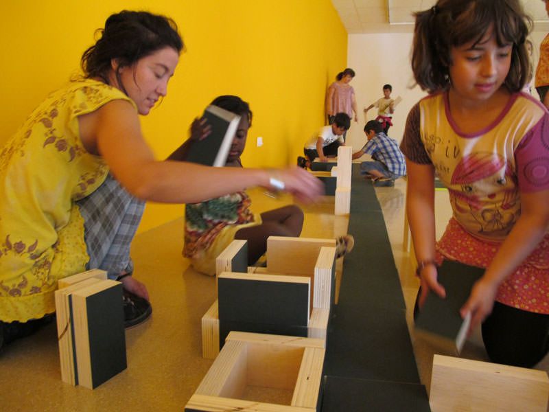El gran joc El Constructors amb alumnes de La Síni en l'espai expositiu